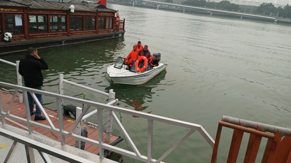 好樣的！女子跳水輕生，集團公司員工挺身相救！