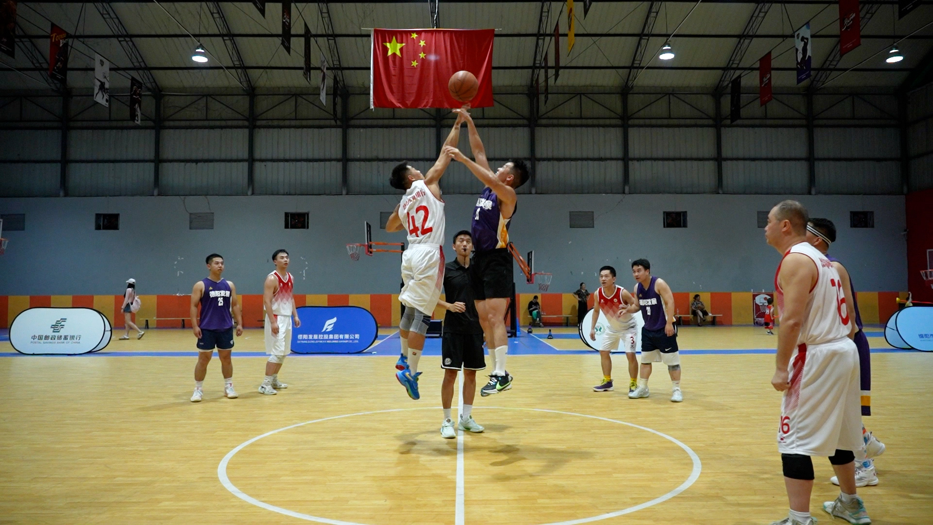迎“籃”而上 以“球”筑夢(mèng)|2024“德陽(yáng)發(fā)展?德陽(yáng)農(nóng)商行”杯職工體育活動(dòng)籃球比賽正式拉開(kāi)序幕！