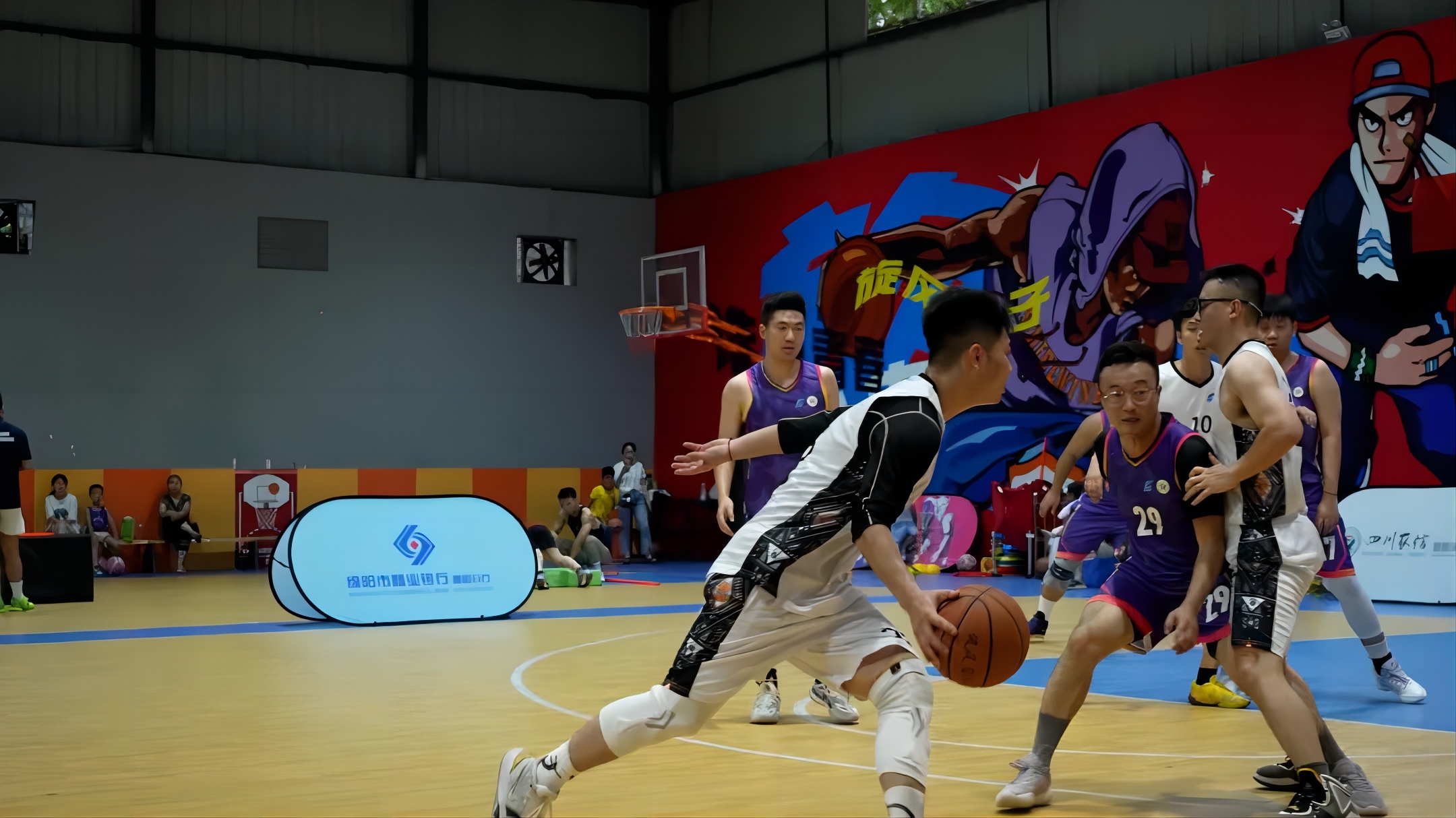 超燃比拼，火力全開(kāi)！快來(lái)一起圍觀“德陽(yáng)發(fā)展 德陽(yáng)農(nóng)商行”杯籃球激戰(zhàn)